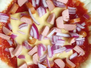 17、芒果披萨,将洋葱和脆皮肠均匀的撒在上面