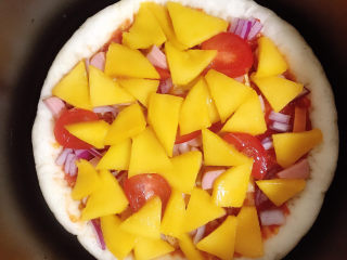 19、芒果披萨,铺上芒果片