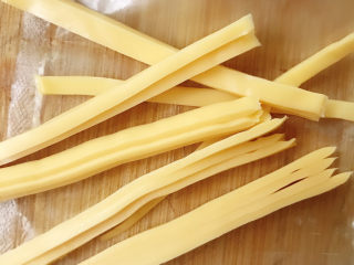 20、芒果披萨,奶酪片切丝备用