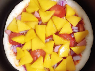 21、芒果披萨,将披萨饼放入电饭锅中，按下按钮。