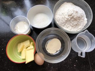 1、葱香芝士面包,准备好主面团材料