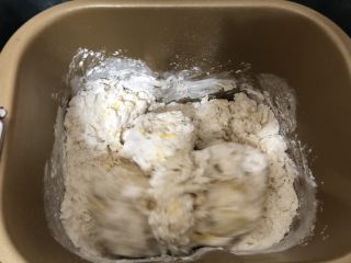 2、葱香芝士面包,除黄油外丢进面包机和面