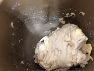 3、葱香芝士面包,和面20分钟后加入黄油