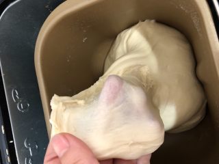 4、葱香芝士面包,面包机继续30分钟以上揉出膜