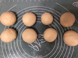 7、葱香芝士面包,排气分成八份