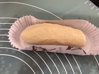 9、葱香芝士面包,卷起放入纸托