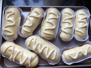 11、葱香芝士面包,挤上沙拉酱