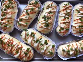 13、葱香芝士面包,撒葱花