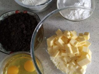 1、奥利奥磅蛋糕,备齐所用材料，低粉泡打粉混合过筛2次，黄油室温软化至能按出坑的状态（我这个放阳台上软化的过头了）奥利奥去掉夹心，压碎。