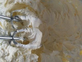 3、奥利奥磅蛋糕,黄油打发至体积膨大，颜色变浅。