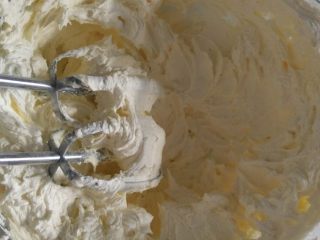 4、奥利奥磅蛋糕,少量多次的加入鸡蛋液，每一次加入后搅打至完全融合的状态再次加入。一定要少量多次，以免水油分离