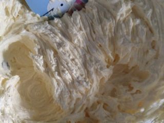 5、奥利奥磅蛋糕,加入蛋液打发好的样子。体积膨大，质地蓬松的羽毛状