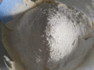 6、奥利奥磅蛋糕,加入低粉搅拌均匀。不用担心起筋，大胆搅拌，搅拌好的面糊细腻富有光泽。