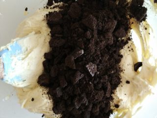 8、奥利奥磅蛋糕,加入奥利奥碎（这个时候可以预热烤箱180度）