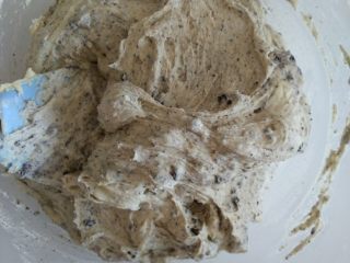 9、奥利奥磅蛋糕,翻拌均匀