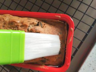 11、奥利奥磅蛋糕,在烘烤期间制作糖水，15克糖加80克水煮至水沸腾糖全部融化，冷却备用