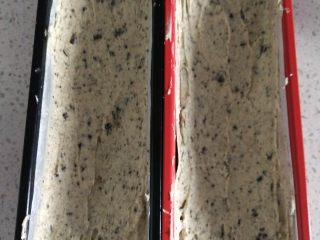 10、奥利奥磅蛋糕,模具内铺一层油纸，面糊装入模具内（我是先装入裱花袋然后挤入到模具内的）。放入预热好的烤箱中层上下火170度40分钟左右。温度和时间仅供参考，