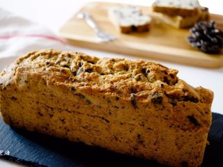 12、奥利奥磅蛋糕,出炉后放在烤网上，烤箱下面放置一个烤盘，这样刷糖水时，糖水落在烤盘上比较方便清洗。