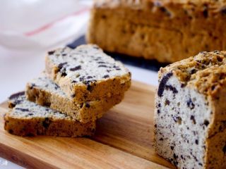 13、奥利奥磅蛋糕,趁热刷入糖水，蛋糕四角多刷一些。冷却至掌温后包裹保鲜膜，1天后食用味道会更好~