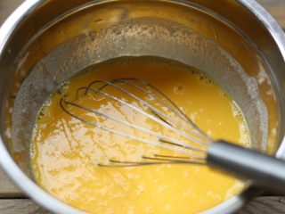 3、奥利奥6寸小蛋糕。,把蛋黄一同放入，继续搅拌均匀。