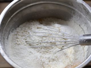 4、奥利奥6寸小蛋糕。,筛入低粉。