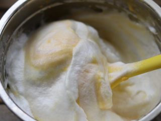 8、奥利奥6寸小蛋糕。,分两份分别加入原味蛋糕糊，可可蛋糕糊中翻拌均匀。