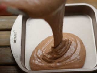 9、奥利奥6寸小蛋糕。,搅拌次数不易过多，易消泡。倒入模具。