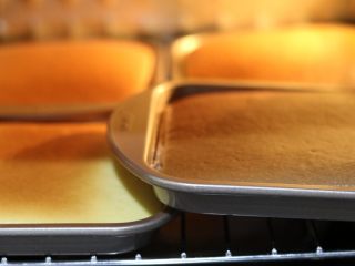 12、奥利奥6寸小蛋糕。,放入烤箱，我是东菱烤立方，最底层放一盘，上面架烤网放四盘，等烤完取出上层，最底层加烤5分钟。