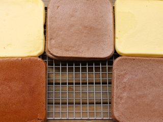 14、奥利奥6寸小蛋糕。,出炉后记得倒扣，以便脱模更完美。「左下角那块比较任性。」