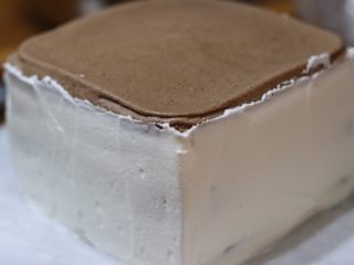 17、奥利奥6寸小蛋糕。,再抹上边缘奶油。