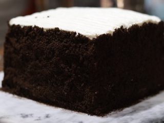 18、奥利奥6寸小蛋糕。,用勺子背面凸出的部分把奥利奥饼干碎一点点的按压上去！表面奶油我用的是宽齿蓝裱花嘴铺面。也可以自己把面抹平装饰。