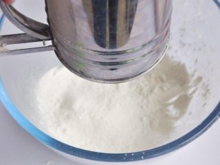 3、奶油奶酪司康,面粉泡打粉糖粉混合后过筛。