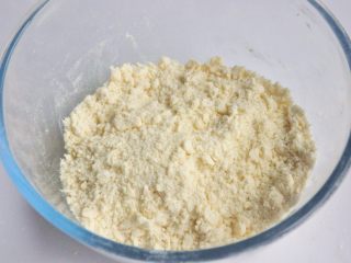 4、奶油奶酪司康,加入软化的切小粒奶油奶酪搓成小屑状。