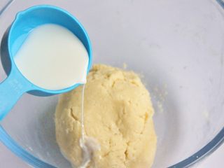 7、奶油奶酪司康,加入少量的牛奶，继续揉成团。
