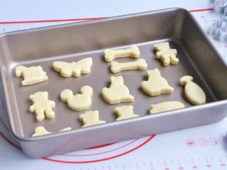 11、奶油奶酪司康,将压好的司康胚放入烤盘中。