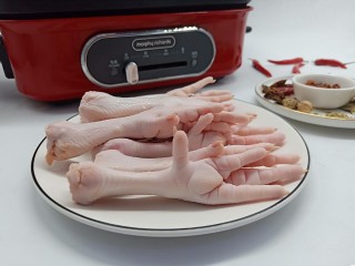 1、麻辣卤鸡爪,准备鸡爪一份、香料都各来一点、不爱吃辣的朋友可以不放辣椒酱。