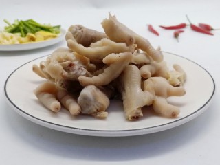 8、麻辣卤鸡爪,用砍骨刀对半切开，便于入味。