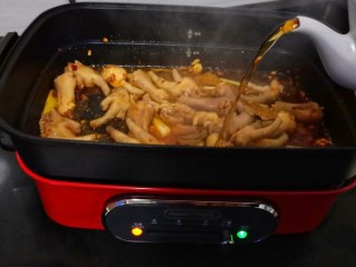 11、麻辣卤鸡爪,加入鸡爪翻炒2分钟、加料酒入锅。