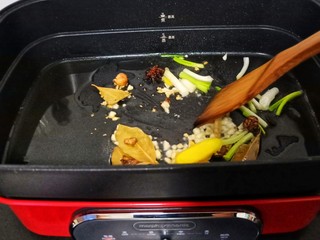 10、麻辣卤鸡爪,加入香料、辣椒酱以及葱姜蒜翻炒出香味！