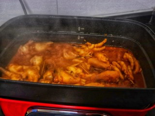 13、麻辣卤鸡爪,加少许的开水，开大火慢慢炖。