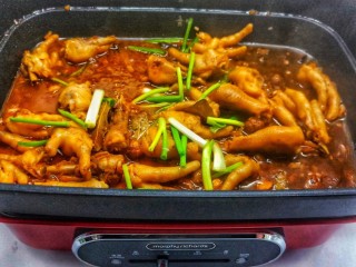 14、麻辣卤鸡爪,打开盖子后大火收汁，撒上葱花点缀就完成啦！