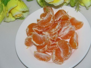 3、冬喝暖饮夏吃冰~自制橘子汽水,剥皮