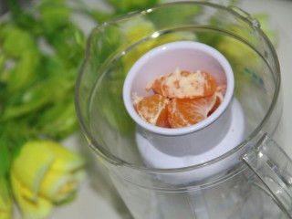 4、冬喝暖饮夏吃冰~自制橘子汽水,放入榨汁机杯