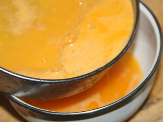 8、冬喝暖饮夏吃冰~自制橘子汽水,用筛子过滤一遍