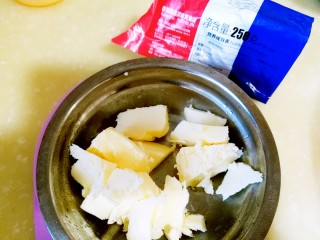 3、手作姜饼 冬至补阳去湿,称量黄油，并用电吹风软化