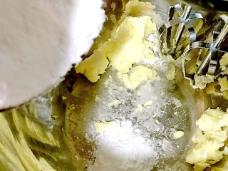 4、手作姜饼 冬至补阳去湿,用电吹风软化黄油，在黄油中加入白糖粉