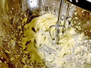 5、手作姜饼 冬至补阳去湿,用电动打蛋器打发至颜色发白，体积膨大