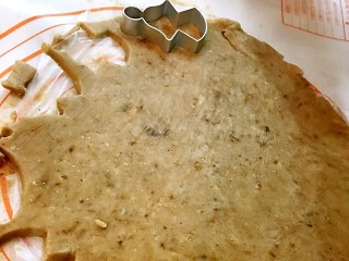 11、手作姜饼 冬至补阳去湿,用模具压取，同时预热烤箱(上下火180度十分钟)