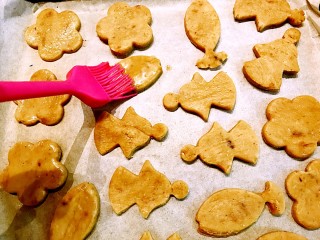 12、手作姜饼 冬至补阳去湿,在饼上刷蛋液