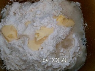 1、榴莲草莓披萨,披萨皮食材全部放进面包机桶内，开启揉面程序